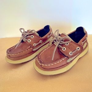 Sperry Lanyard A/C Boys 7.5 hook & loop for easy off and on. Leather Upper